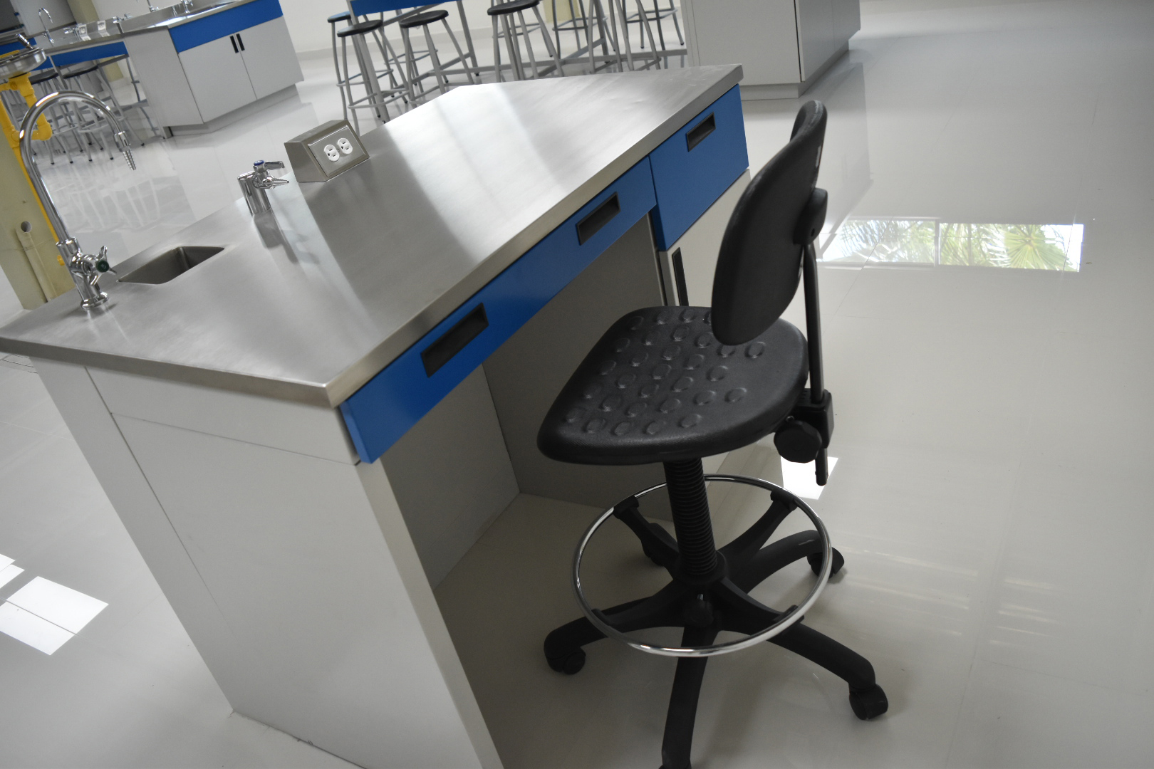 Lavabo portátil - Muebles para laboratorio en Querétaro