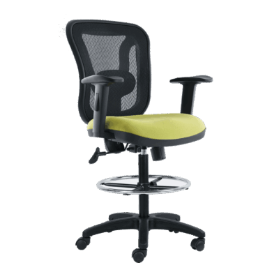 BM 1005 silla operativa alta con descansa pies, respaldo en malla, con brazos