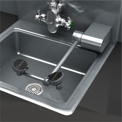 FE798 Lavado de ojos / cara, montaje en pared AutoFlow™ 90º abatible, acero inoxidable